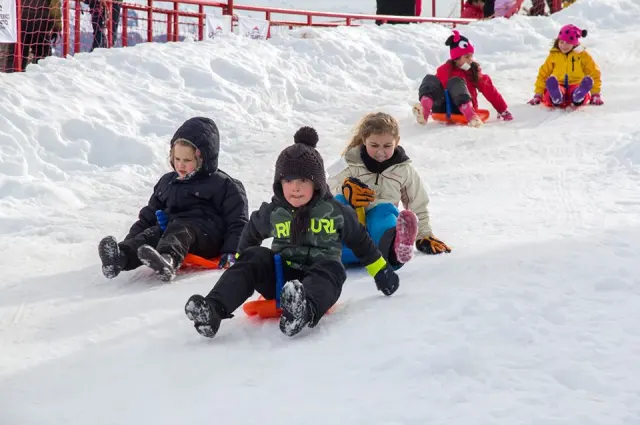 Crianças se divertindo em Piedras Blancas